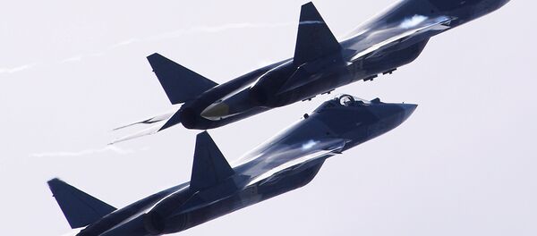 Dois aviões T-50 voam durante o Salão Aeroespacial Internacional MAKS 2017 - Sputnik Brasil