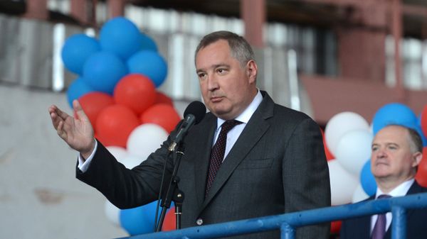Dmitry Rogozin durante a visita aos estaleiros Zaliv em Kerch Dmitry Rogozin durante a visita aos estaleiros Zaliv em Kerch - Sputnik Brasil
