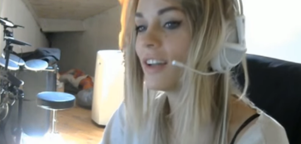 Moça queima seu próprio cabelo durante transmissão ao vivo - Sputnik Brasil