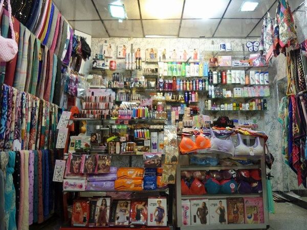 Loja de roupas, acessórios e produtos de perfumaria para mulheres em Mossul, Iraque Loja de roupas, acessórios e produtos de perfumaria para mulheres em Mossul, Iraque - Sputnik Brasil