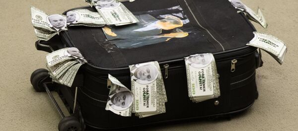 Parlamentares montam mala cheia de dinheiro para simbolizar propina supostamente recebida por Temer Parlamentares montam mala cheia de dinheiro para simbolizar propina supostamente recebida por Temer - Sputnik Brasil