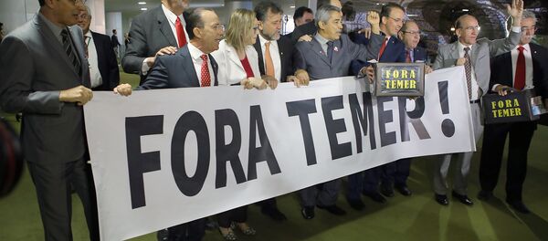 Deputados da oposição exibem cartaz pedindo a saída do atual chefe de Estado - Sputnik Brasil