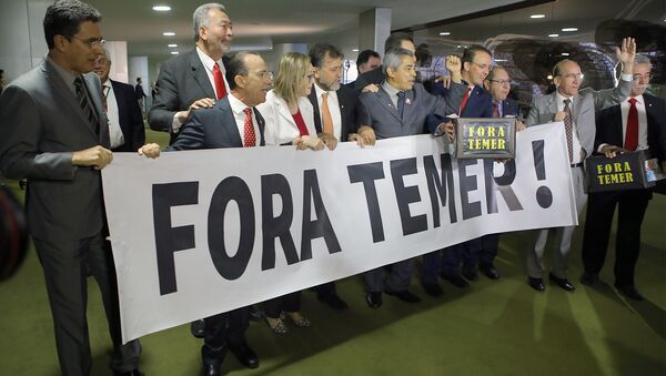 Deputados da oposição exibem cartaz pedindo a saída do atual chefe de Estado - Sputnik Brasil