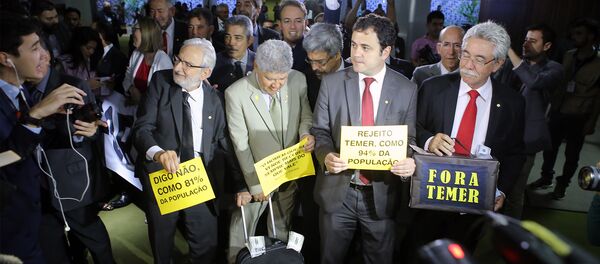 Deputados usam pressão popular para pedir a saída de Temer da presidência - Sputnik Brasil