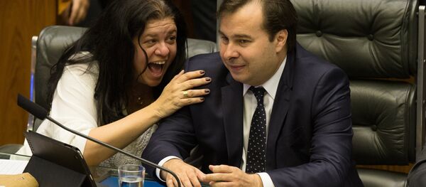 Laura Carneiro (PMDB-RJ) demonstra intimidade com o presidente da Câmara, Rodrigo Maia (DEM-RJ) - Sputnik Brasil