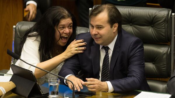Laura Carneiro (PMDB-RJ) demonstra intimidade com o presidente da Câmara, Rodrigo Maia (DEM-RJ) - Sputnik Brasil