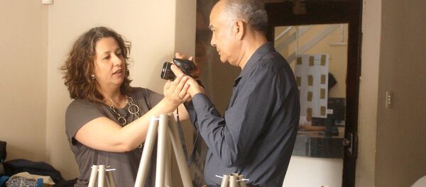 Professora Janaina ensinando técnicas de fotografia para um aluno cego Professora Janaina ensinando técnicas de fotografia para um aluno cego - Sputnik Brasil