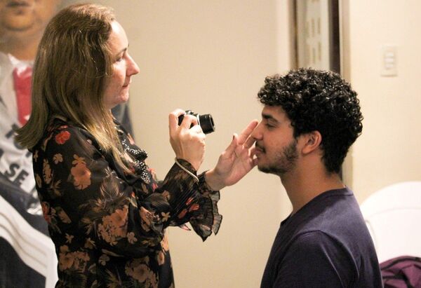 Aluna cega calculando a distância em relação ao objeto a ser fotografado - Sputnik Brasil