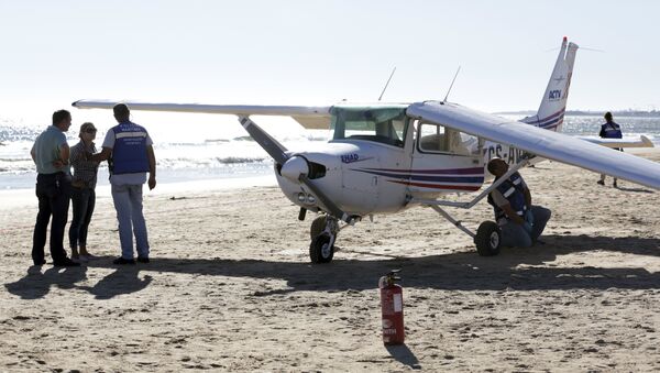 Guardas portugueses checam o Cessna que aterrissou na praia de Caparica em 2 de agosto de 2017 matando duas pessoas - Sputnik Brasil