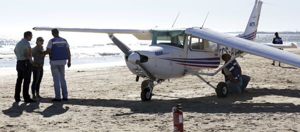 Guardas portugueses checam o Cessna que aterrissou na praia de Caparica em 2 de agosto de 2017 matando duas pessoas - Sputnik Brasil