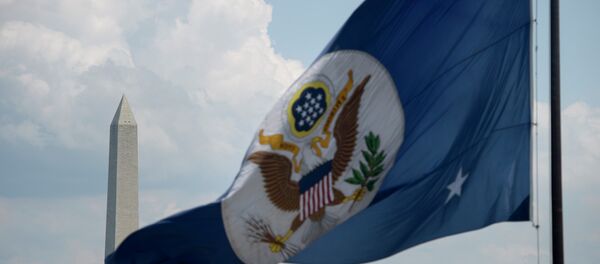 The Washington Monument is seen beyond the US State Department's flag June 30, 2015 in Washington, DC - Sputnik Brasil
