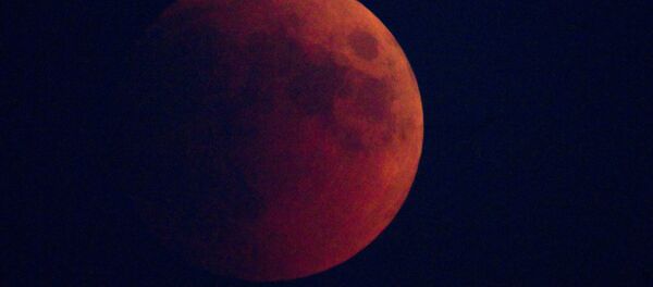 Lua de Sangue no céu de Moscou em 15 de junho de 2011 - Sputnik Brasil