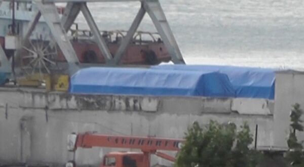 Esta imagem mostra um equipamento coberto com telas de proteção no porto russo de Feodosia, na Crimeia, em 9 de julho de 2017 - Sputnik Brasil