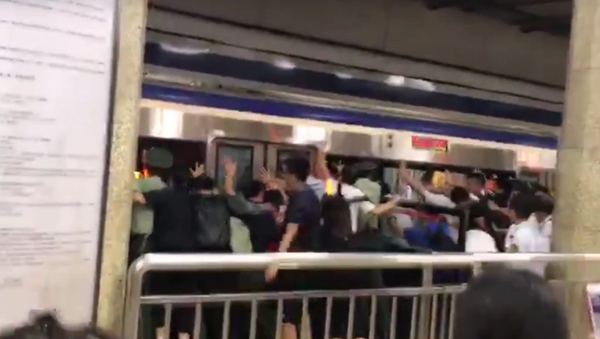 Dezenas de chineses balouçam trem para salvar passageiro no metrô - Sputnik Brasil