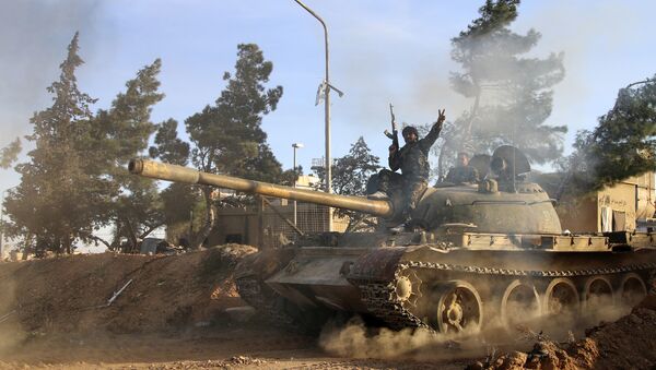 Combatente voluntário das Forças do Governo Sírio em cima de um tanque na província de Raqqa, Síria - Sputnik Brasil