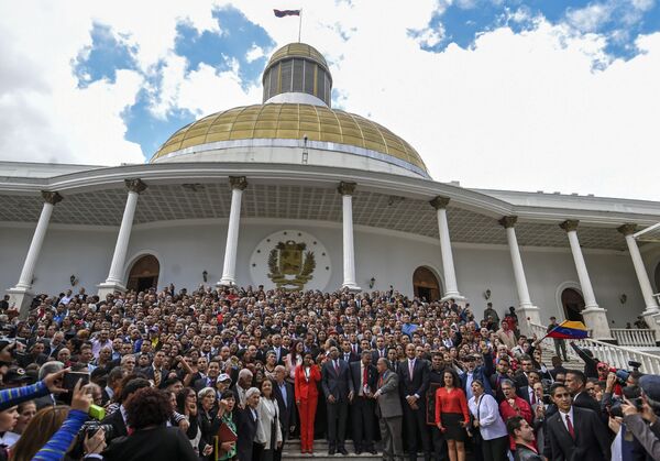 Novos membros da Assembleia Nacional Constituinte posam em frente ao Congresso - Sputnik Brasil