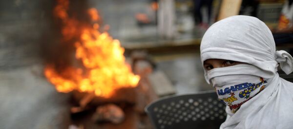 Manifestante constrói barricada durante protesto contra o governo do presidente da Venezuela, Nicolas Maduro, em Caracas, Venezuela, 4 de agosto de 2017 - Sputnik Brasil