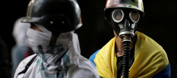 Manifestantes durante manifestação contra o governo do presidente da Venezuela, Nicolas Maduro, em Caracas - Sputnik Brasil
