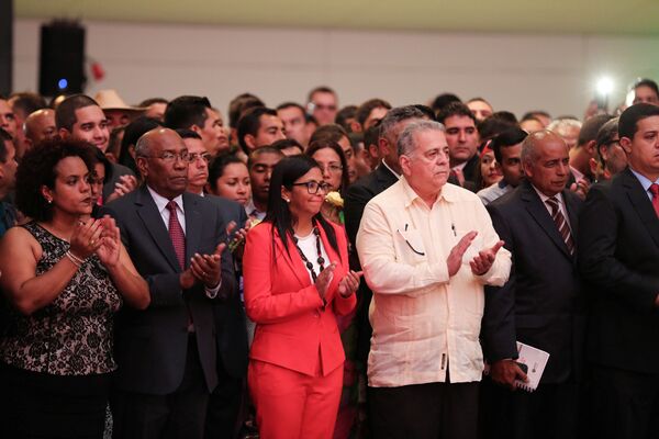 A presidente da Assembleia Nacional Constituinte, Delcy Rodriguez, o primeiro vice-presidente Aristobulo Isturiz e o segundo vice-presidente, Isaias Rodríguez, participam de uma cerimônia no panteão nacional de Caracas - Sputnik Brasil