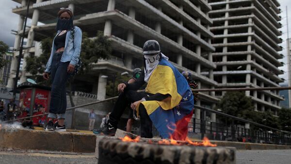 Manifestantes criam barricadas enquanto se reúnem contra o governo do presidente da Venezuela, Nicolas Maduro, em Caracas, Venezuela, 4 de agosto de 2017. - Sputnik Brasil