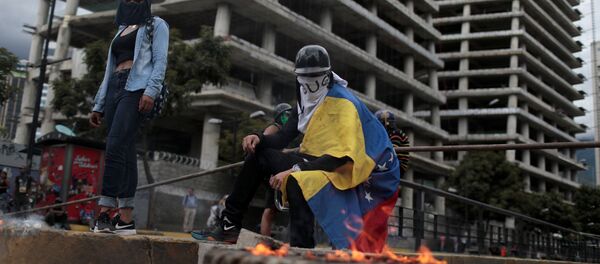 Manifestantes criam barricadas enquanto se reúnem contra o governo do presidente da Venezuela, Nicolas Maduro, em Caracas, Venezuela, 4 de agosto de 2017. - Sputnik Brasil