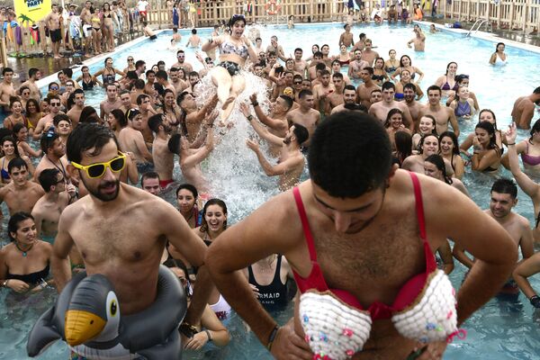 Os homens vestidos com sutiã e boia dentro de uma piscina, no festival Sound Arenal, na praia de Burriana, Espanha - Sputnik Brasil