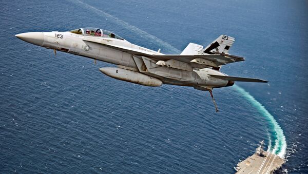 Caça-bombardeiro americano F/A-18F Super Hornet sobrevoa porta-aviões da Marinha dos EUA, USS Gerald R. Ford, no Atlântico - Sputnik Brasil