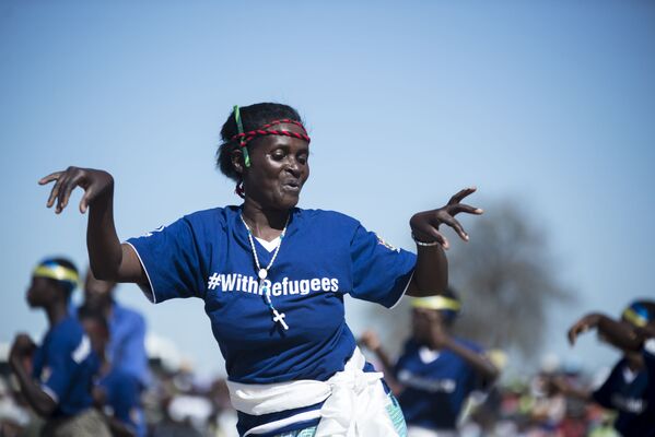 Uma mulher moçambicana interpreta a dança tradicional Muchongoyo durante os festejos do Dia Internacional dos Refugiados em um campo de refugiados no leste do Zimbábue - Sputnik Brasil