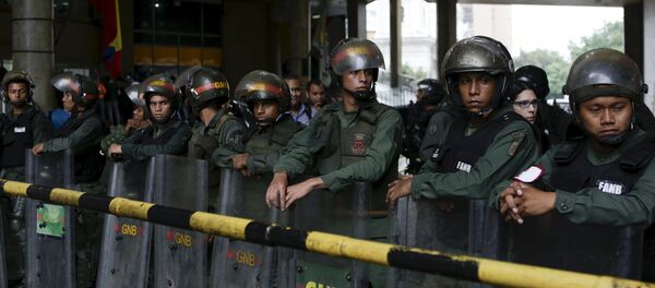 Venezuela's National Guards stand guard at the National Electoral Council (CNE) headquarters in Caracas, Venezuela, April 21, 2016. - Sputnik Brasil