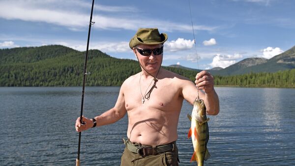 Vladimir Putin pesca em um dos lagos de montanha na república de Tuva - Sputnik Brasil