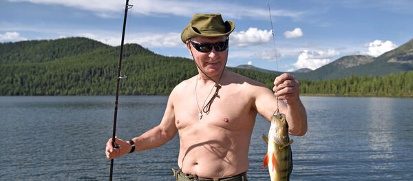 Vladimir Putin pesca em um dos lagos de montanha na república de Tuva - Sputnik Brasil