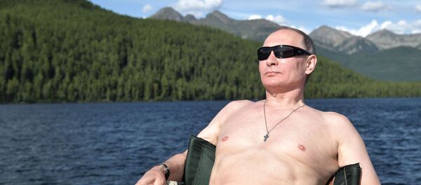 Vladimir Putin toma banhos de sol durante a pesca na cascata de lagos de montanha na república de Tuva - Sputnik Brasil