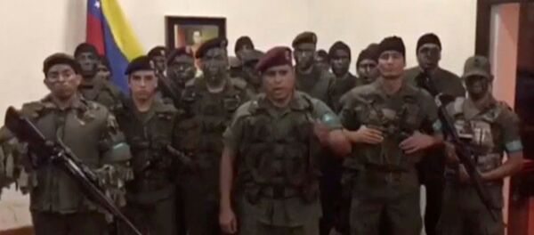 Uma imagem estática do vídeo divulgado pela Operação David Carabobo supostamente mostra um grupo de homens vestidos com uniformes militares que anunciam insurreição em Valência, Venezuela 6 de agosto de 2017. - Sputnik Brasil