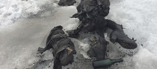 Sapatos e roupa em uma geleira nos Alpes suíços, onde foram encontrados dois corpos - Sputnik Brasil