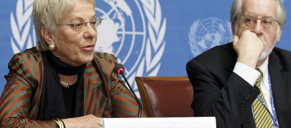 A Suíça Carla del Ponte, à esquerda, membro da Comissão de Inquérito sobre a Síria, sentada ao lado do brasileiro Paulo Pinheiro, certo, presidente da Comissão, enquanto fala aos meios de comunicação durante uma conferência de imprensa após a sessão do Conselho dos Direitos Humanos sobre O relatório da Comissão de Inquérito sobre os Direitos Humanos na Síria na sede europeia das Nações Unidas em Genebra, Suíça, terça-feira, 18 de março de 2014. - Sputnik Brasil