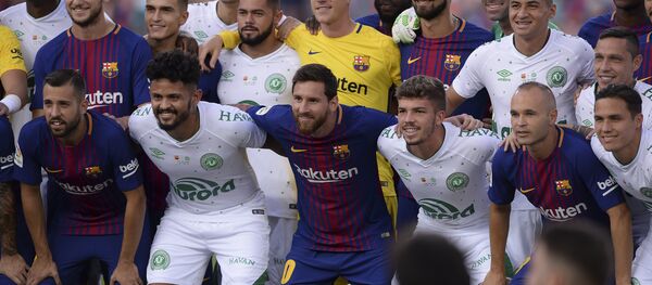 Jogadores de Barcelona e Chapecoense se confraternizaram antes da bola rolar no estádio Camp Nou - Sputnik Brasil