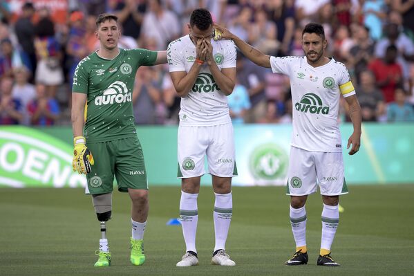 Follmann, Neto e Alan Ruschel são homenageados em partida da Chapecoense contra o Barcelona - Sputnik Brasil