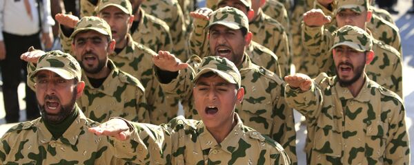 Parada do Hezbollah durante uma cerimônia de homenagem a militantes mortos, no Líbano, em 18 de fevereiro de 2017. - Sputnik Brasil