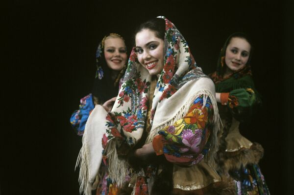 Bailarina russa num xale tradicional de Pavlov Posad - Sputnik Brasil