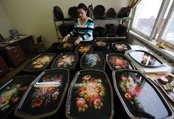 Produção da fábrica da pintura decorativa de Zhostovo - Sputnik Brasil