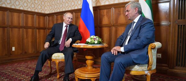 President Vladimir Putin and President of Abkhazia Raul Khadjimba, right, during a meeting - Sputnik Brasil