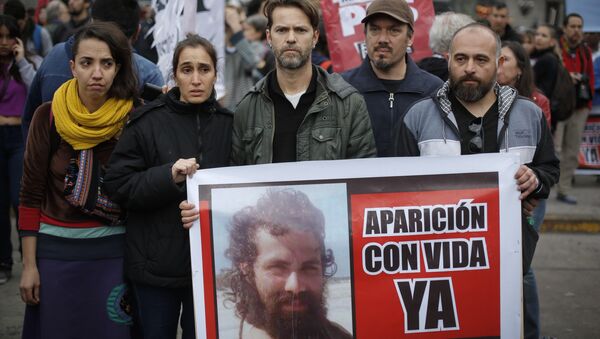 Parentes e amigos querem saber o paradeiro do ativista argentino Santiago Maldonado, desaparecido desde uma operação policial no sul do país - Sputnik Brasil
