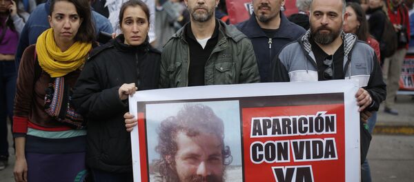 Parentes e amigos querem saber o paradeiro do ativista argentino Santiago Maldonado, desaparecido desde uma operação policial no sul do país - Sputnik Brasil