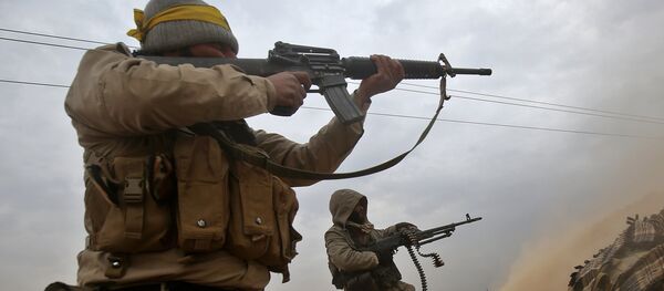 Militares da milícia iraquiana Hashd al-Shaabi lutam contra terroristas perto de Tal Afar, cidade localizada a 60 km de Mossul - Sputnik Brasil