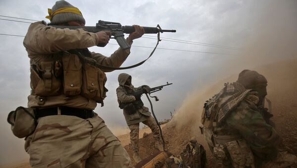 Militares da milícia iraquiana Hashd al-Shaabi lutam contra terroristas perto de Tal Afar, cidade localizada a 60 km de Mossul - Sputnik Brasil