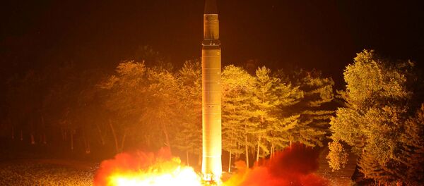 Lançamento do míssil balístico intercontinental Hwasong-12 (29 de julho, 2017) - Sputnik Brasil