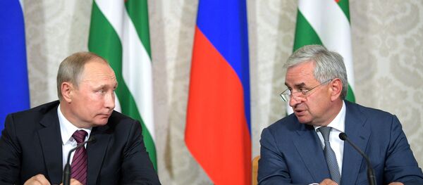 President Vladimir Putin and President of Abkhazia Raul Khadjimba, right, during a news conference following talks, August 8, 2017. - Sputnik Brasil