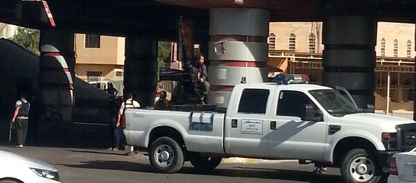 Militante do Daesh perto de um canhão antiaéreo instalado em um veículo em Mossul, 16 de julho de 2014 - Sputnik Brasil