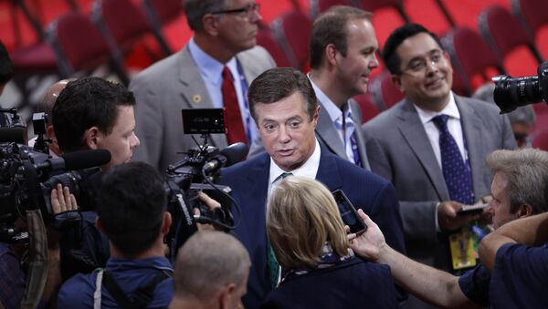 Trump Campaign Chairman Paul Manafort is surrounded by reporters on the floor of the Republican National Convention in Cleveland. (File) - Sputnik Brasil