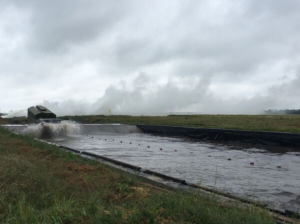 Um veículo da equipe chinesa passa a vau um curso de água no concurso Rembat 2017 - Sputnik Brasil